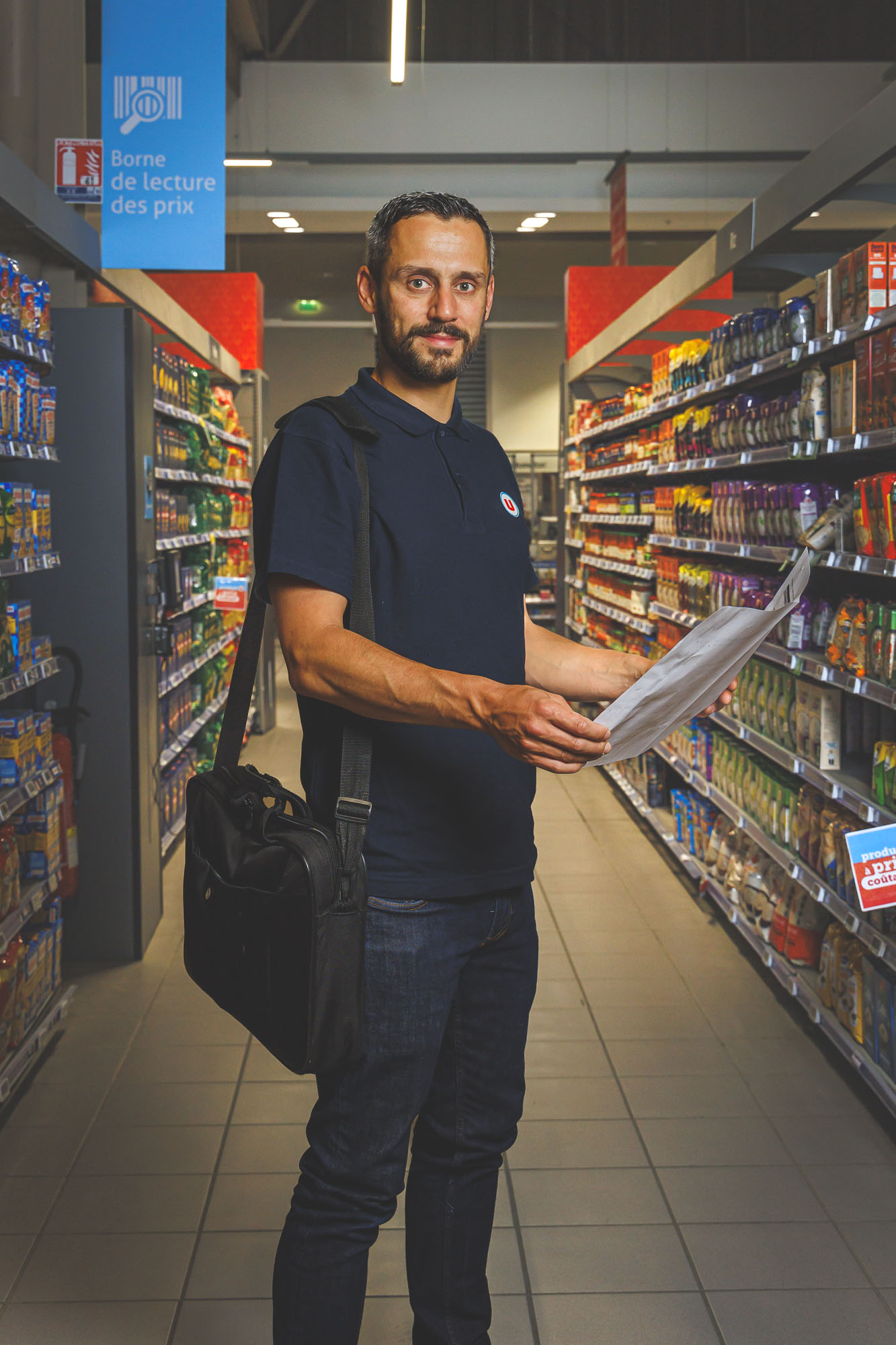 Portrait d'employé de supermarché corporate au flash.