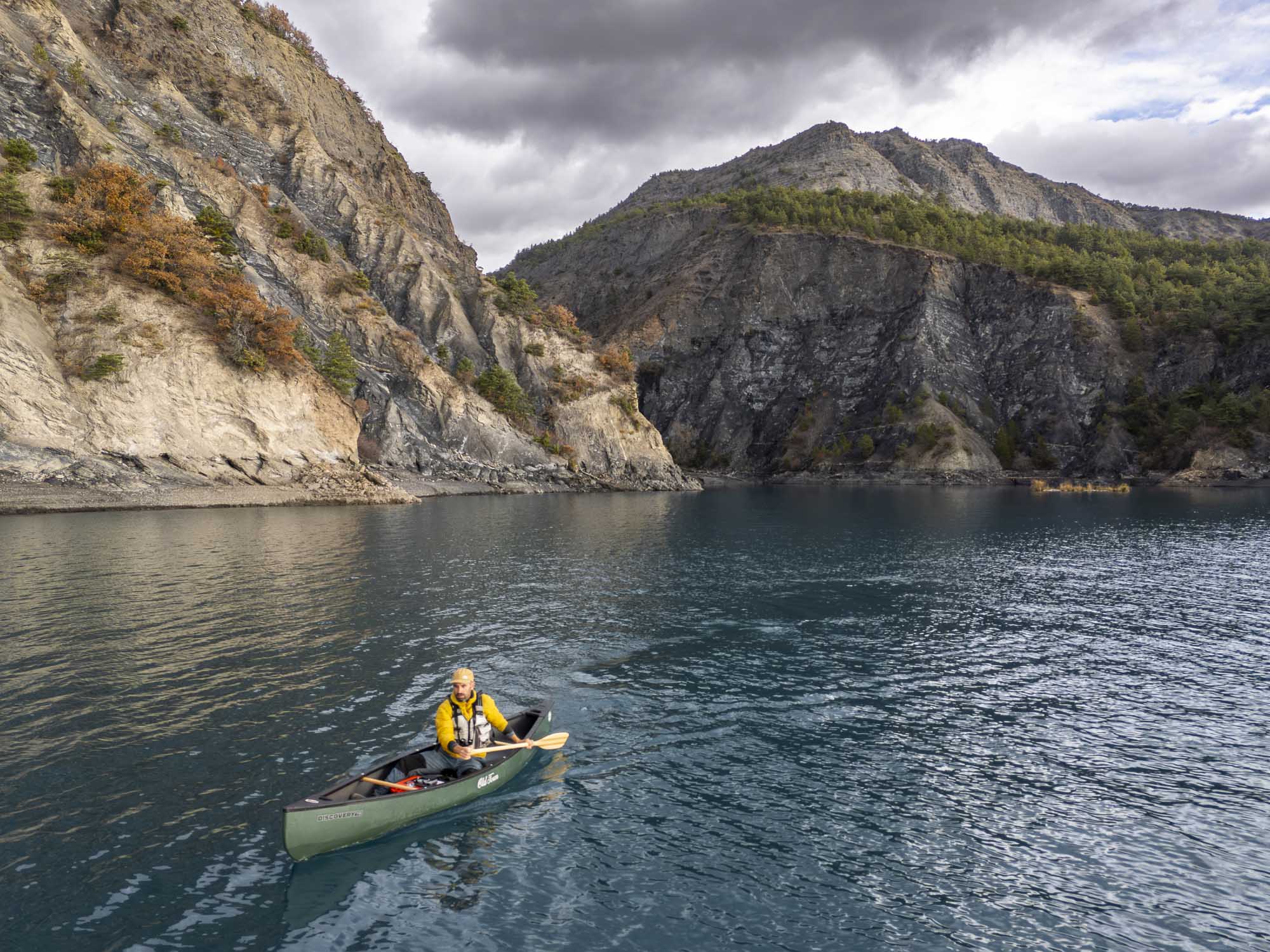 Shooting drone Canoe Old Town Discovery 119 sur le lac de Serre Ponçon en automne